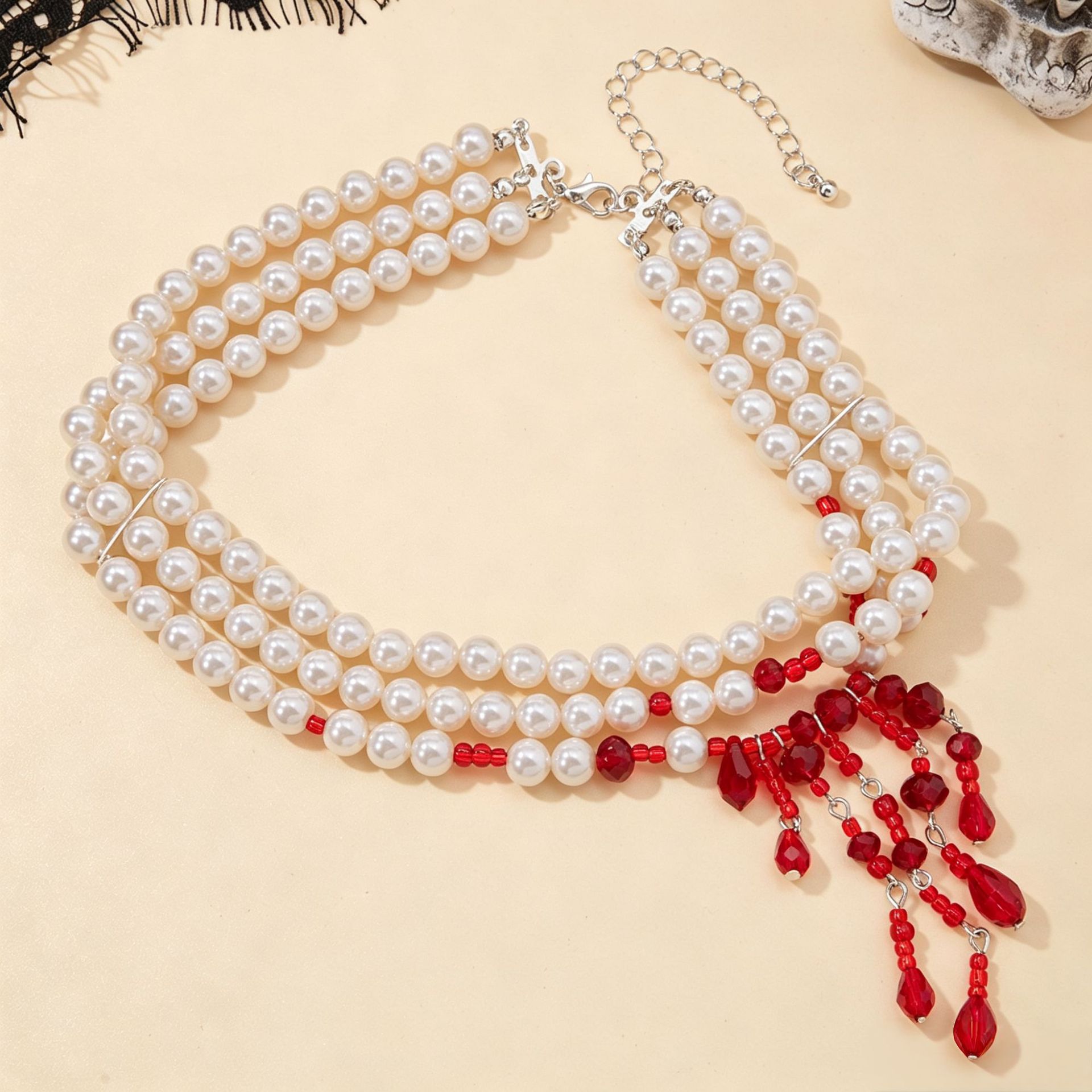 Perlenkette mit Tropfenblut-Design, Choker