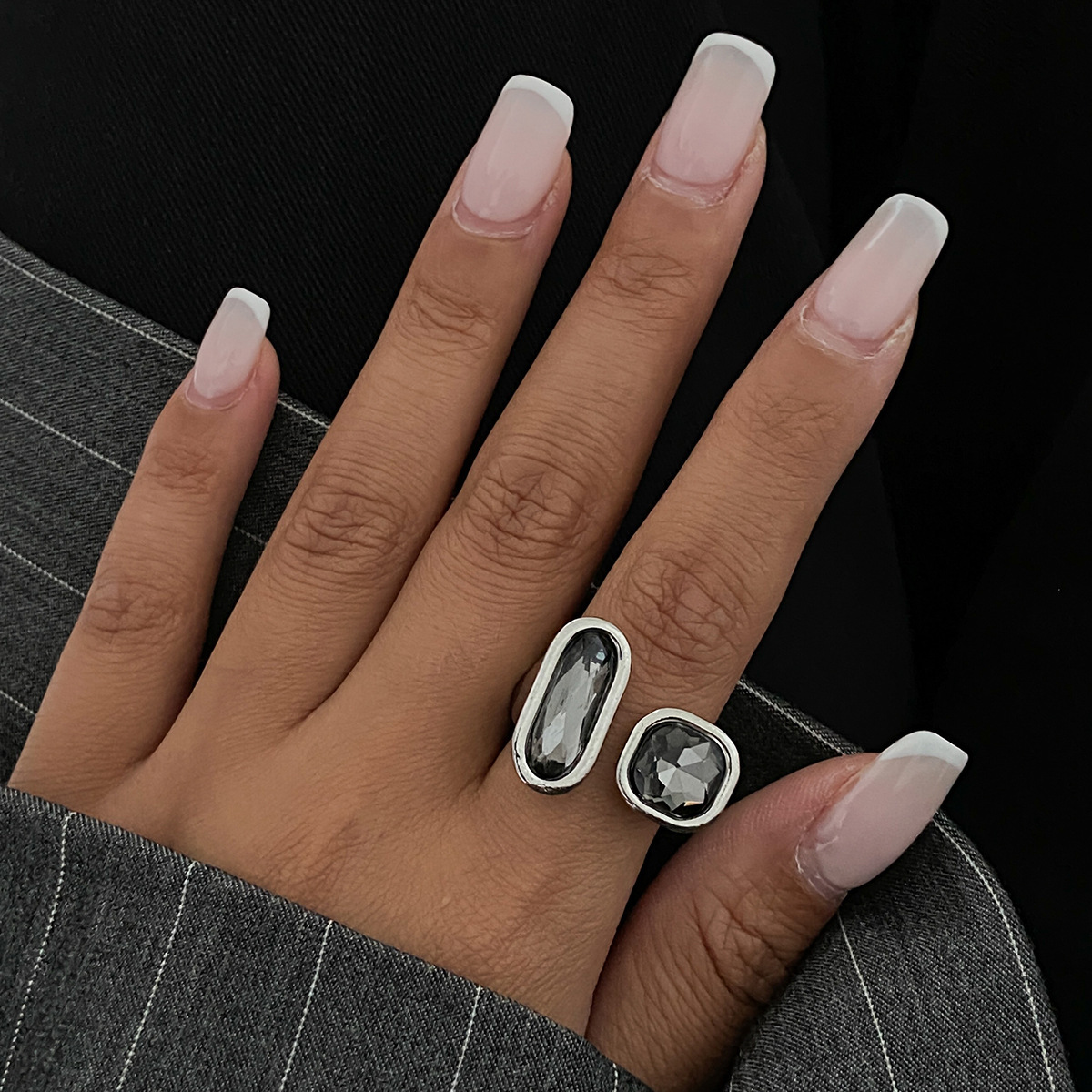 Acryl-Schwarzstein-Ring mit geometrischem Metallquadrat