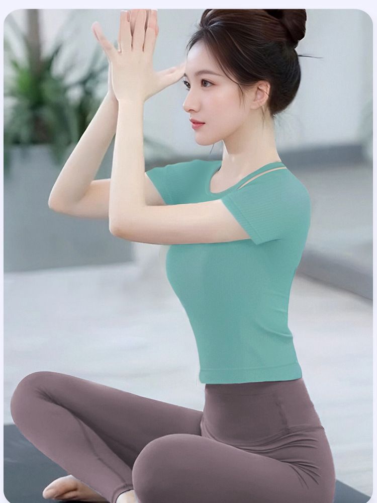 Kadınlar için güzel kısa kollu yoga kıyafetleri 2025 yeni üst düzey takım Pilates profesyonel antrenman fitness spor üstleri