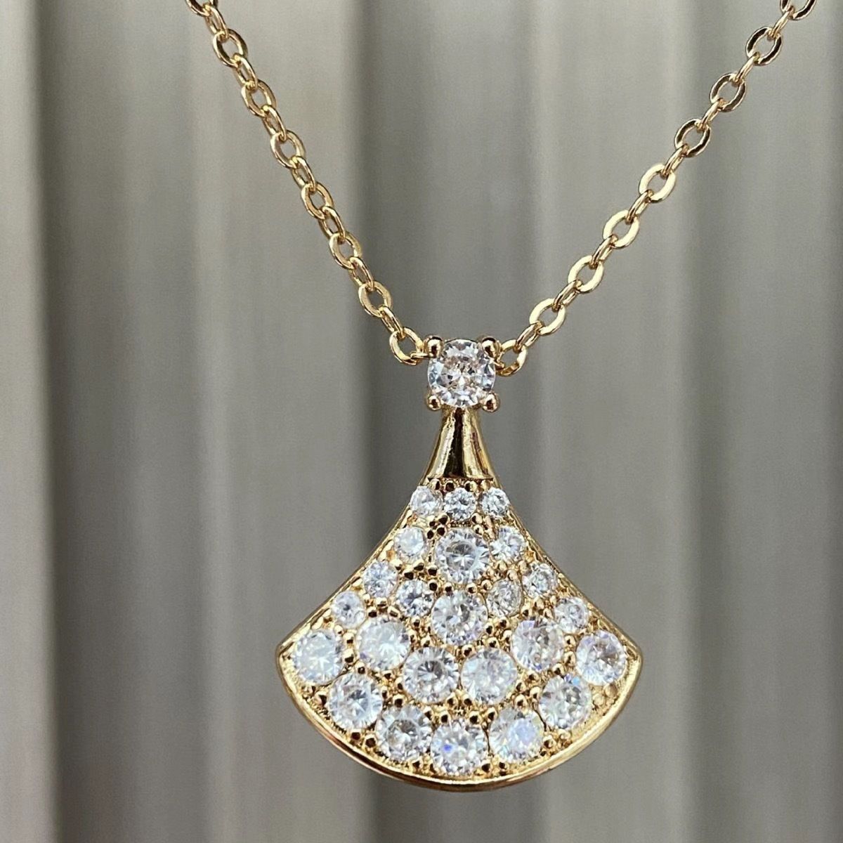 White mother-of-pearl necklace collarbone chain