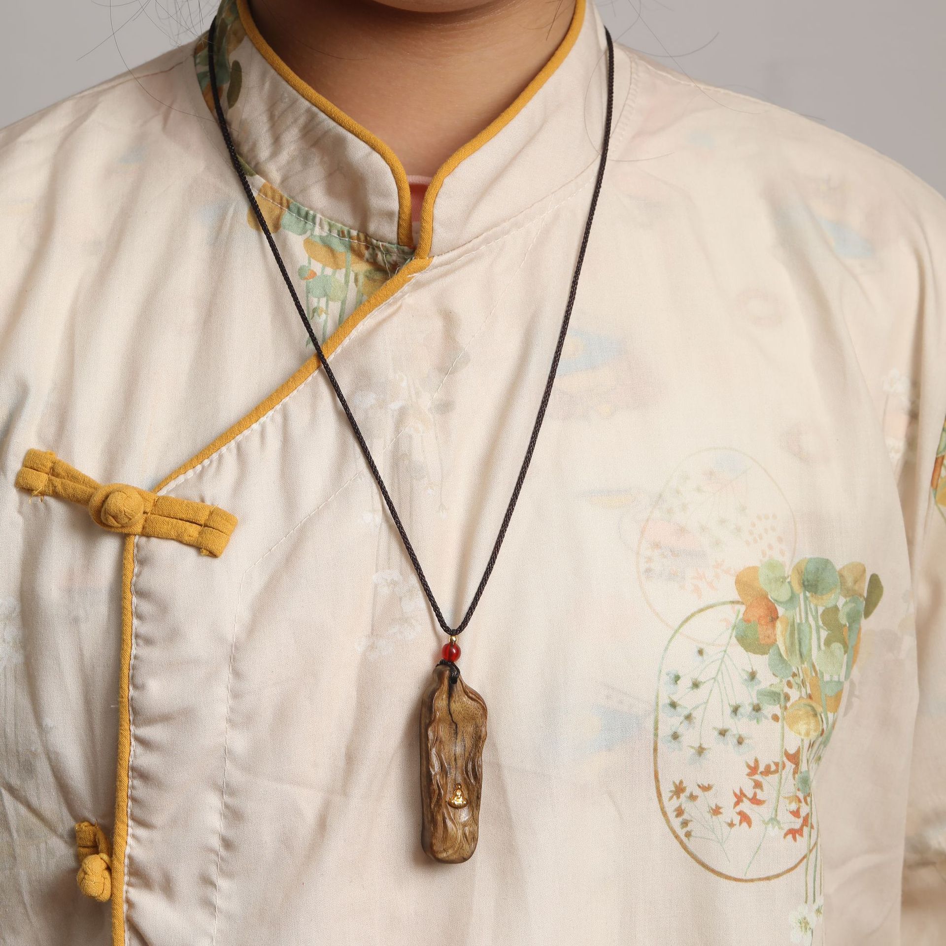 Agarwood oymalı el sanatları kolyesi, Buddha yazılı