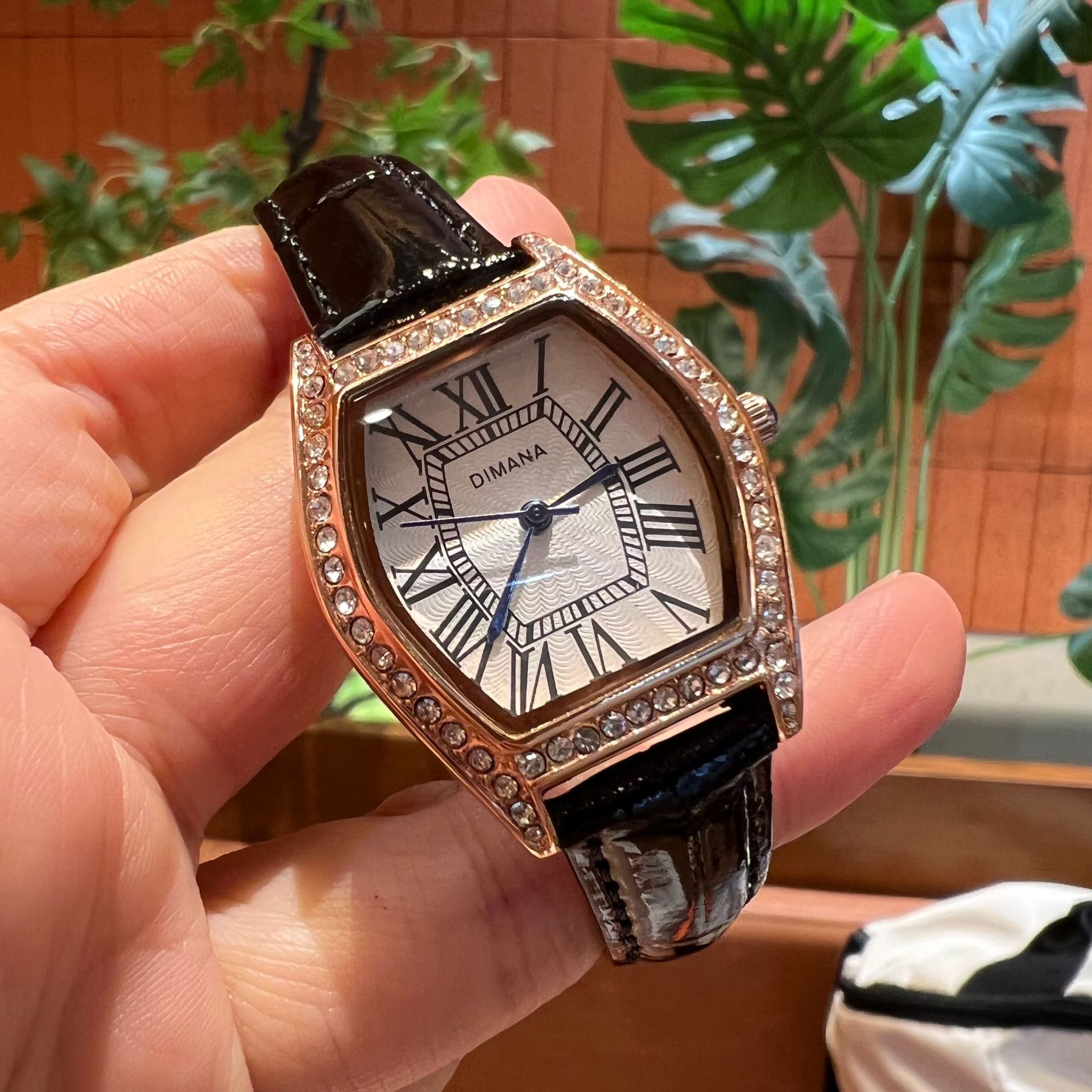 Retro Barrel-Shaped Women's Watch Roman Dial Leather Waterproof