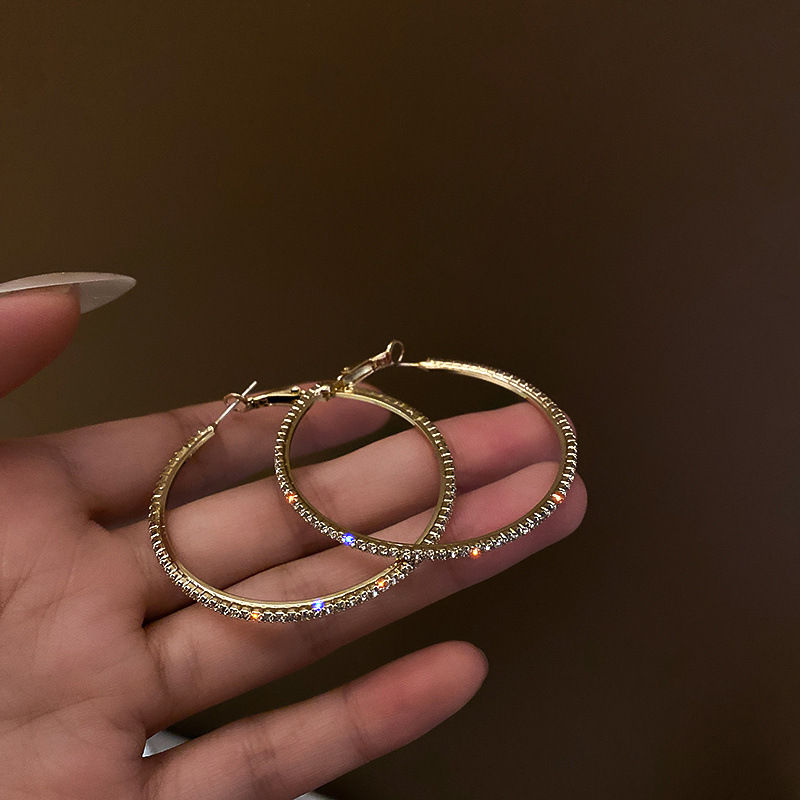 Silbernadel-Kreisohrring, minimalistisches Design