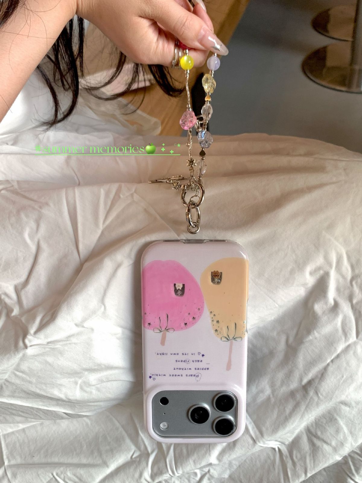 Pastel pembe ekose zincir detaylı iPhone kılıfı, yıldız desenli, 16-18 Pro Max uyumlu