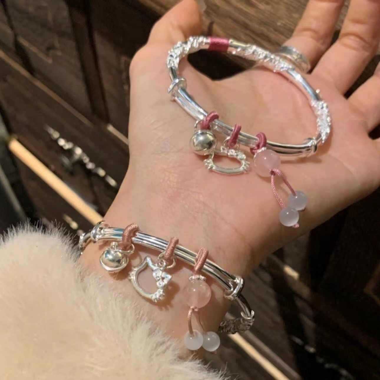 Kadınlar için Çiçek Bilezik Popüler Kitty Kedi Kelebek Açık Gümüş Bilezik Niş Çok Yönlü En Iyi Arkadaşı Çift Bilekliği.