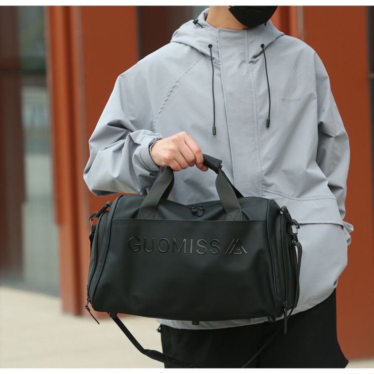 Men's sports bag with wet/dry compartment and shoe section