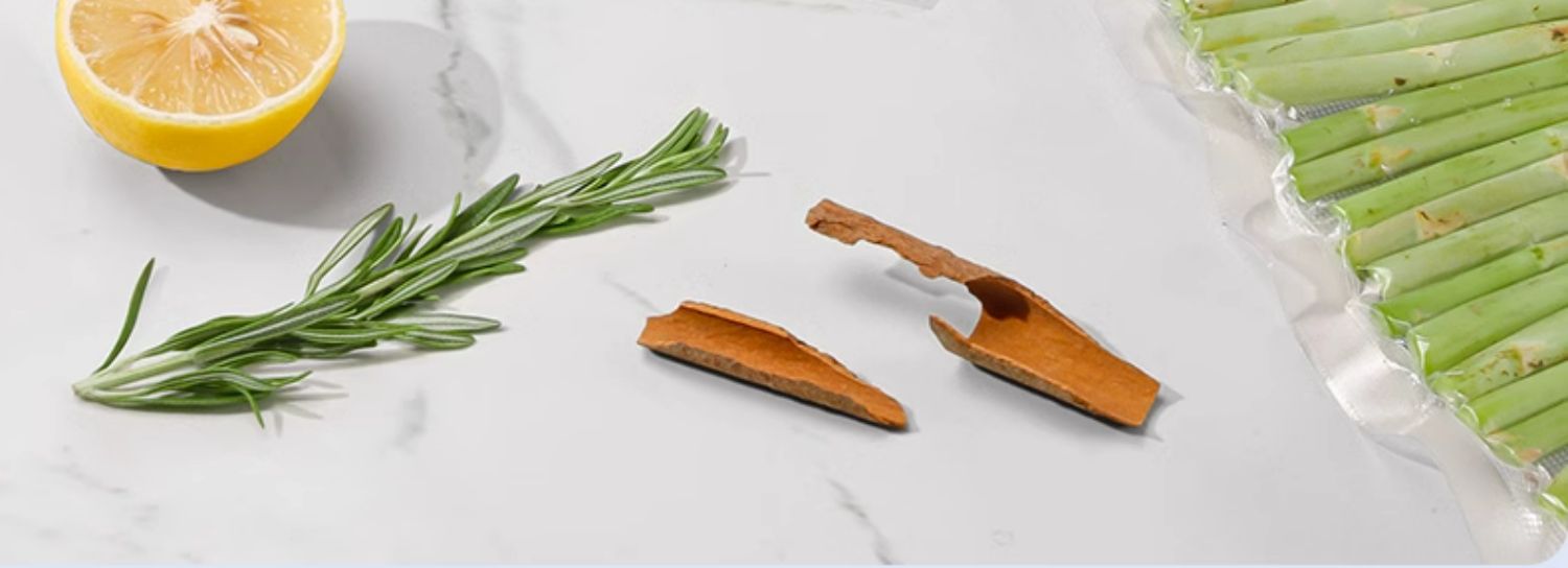 Fully automatic vacuum sealing machine for food