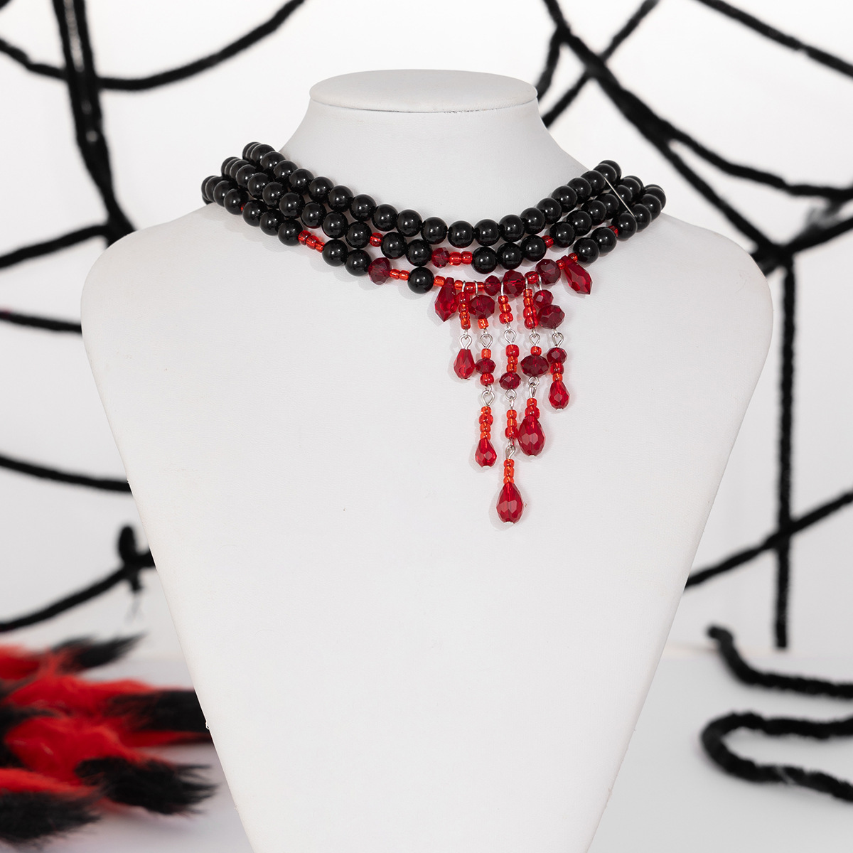 Perlenkette mit Tropfenblut-Design, Choker