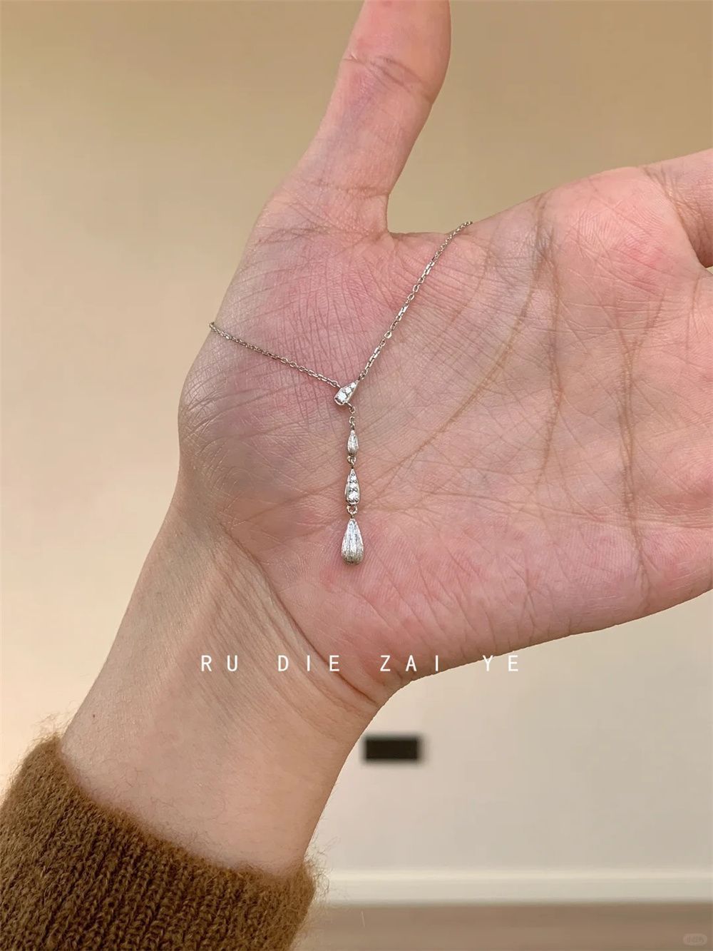 Zirkon su damlası kolye, minimalist, hafif lüks