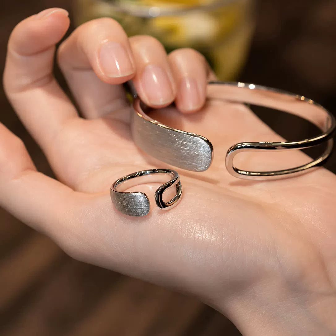 Minimalist hollow bracelet, brushed open design