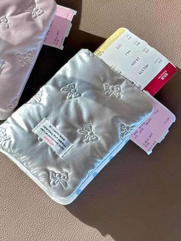 Pasaport ve belge sahibi, pembe fiyonklu, çok fonksiyonlu