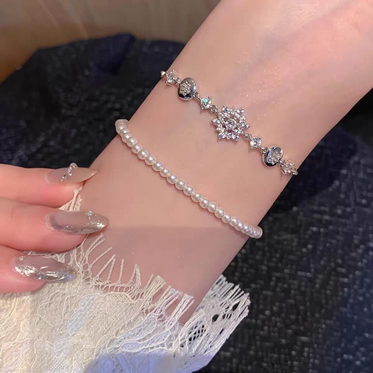 Zircon snowflake design adjustable bracelet