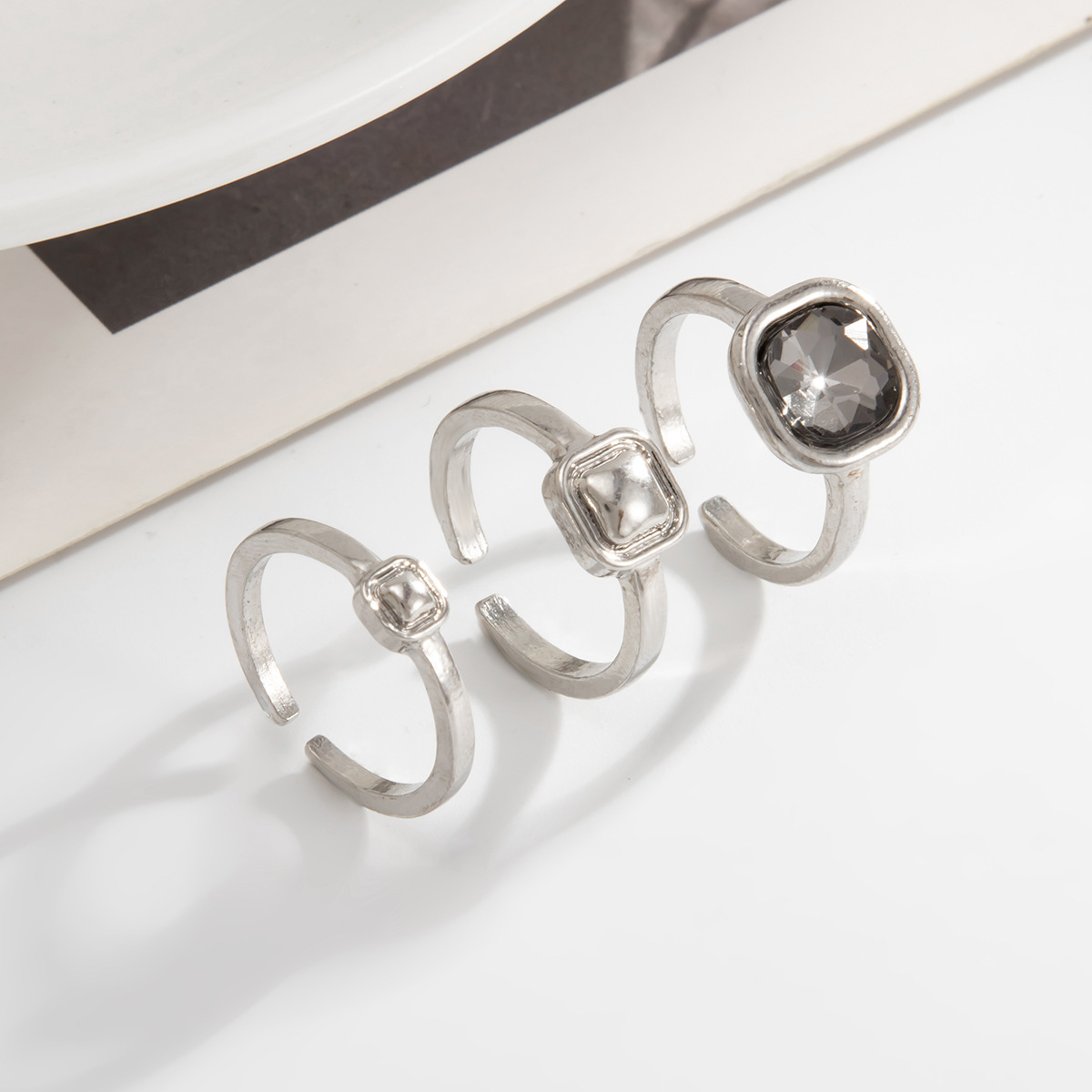 Acryl-Schwarzstein-Ring mit geometrischem Metallquadrat