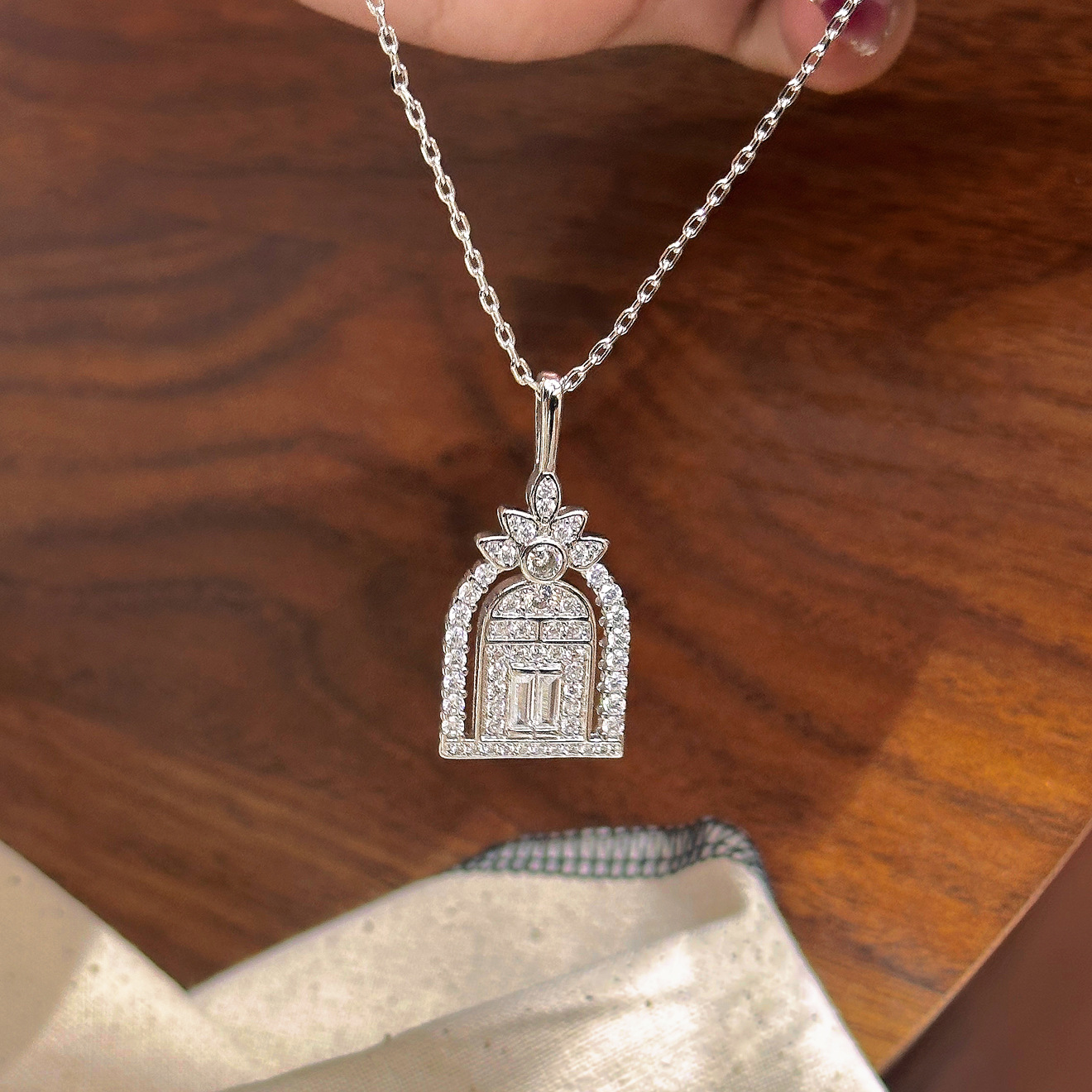 Vollständig kristallbesetzte Schloss-Halskette, Glückspforte, Schlüsselbein-Kette