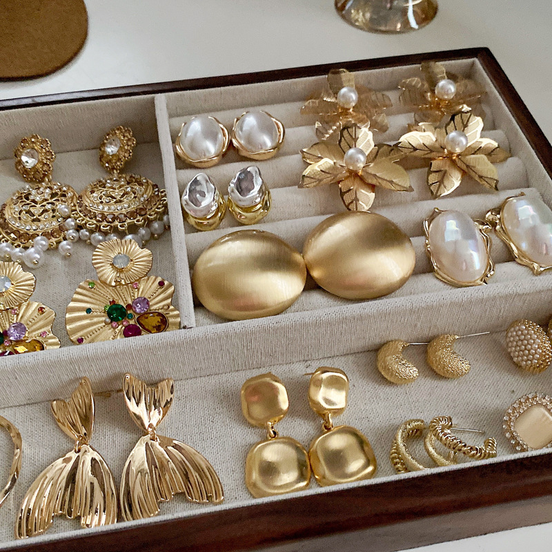 Silber-Perlen-Fischschwanz-Ohrringe im Metallic-Stil