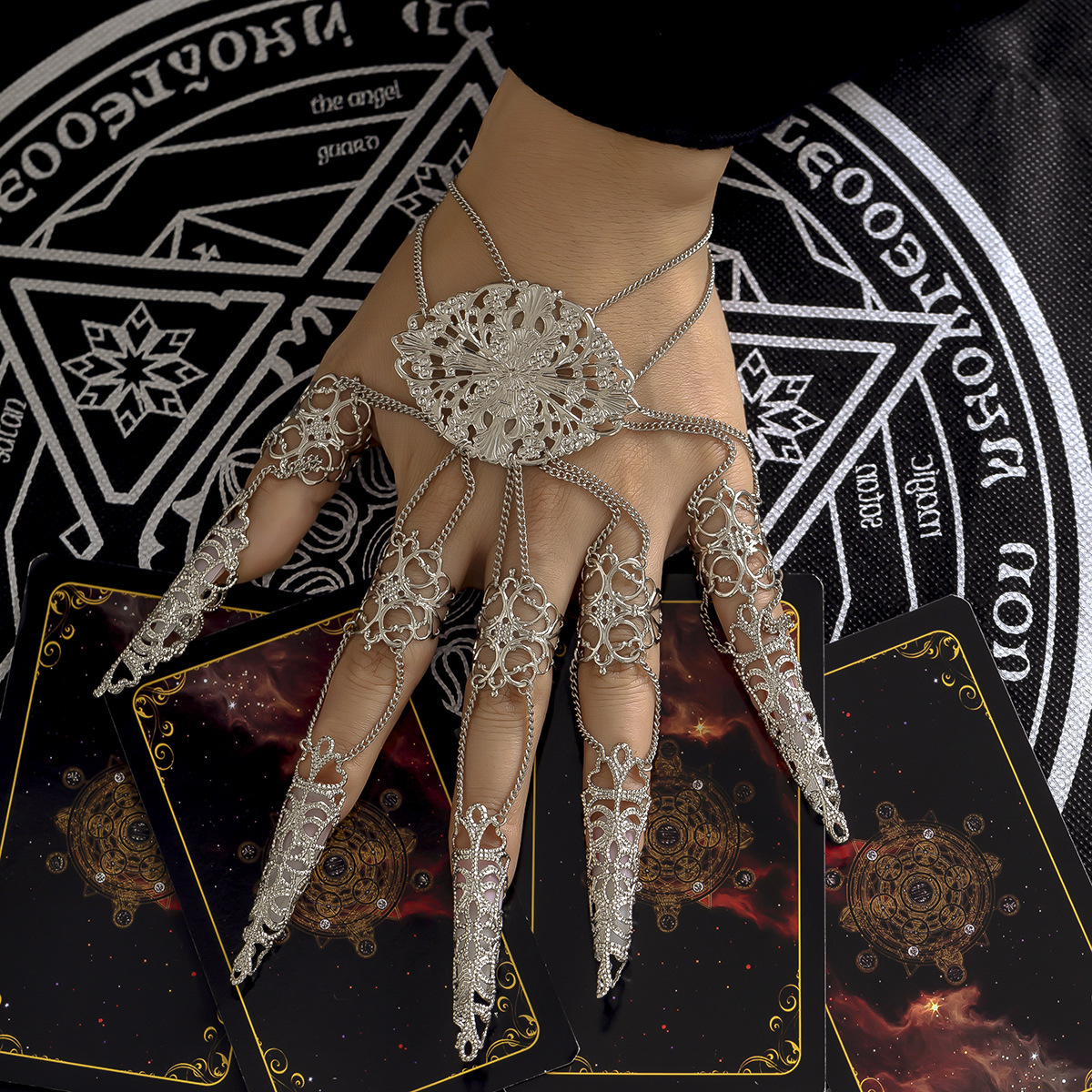 Gotik-Kettenfingerarmband Damen mit Ziernieten