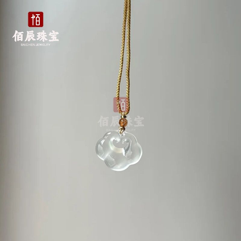 Beyaz kalsedon kolye, Pixiu ve Guanyin başlı, yeşim takı