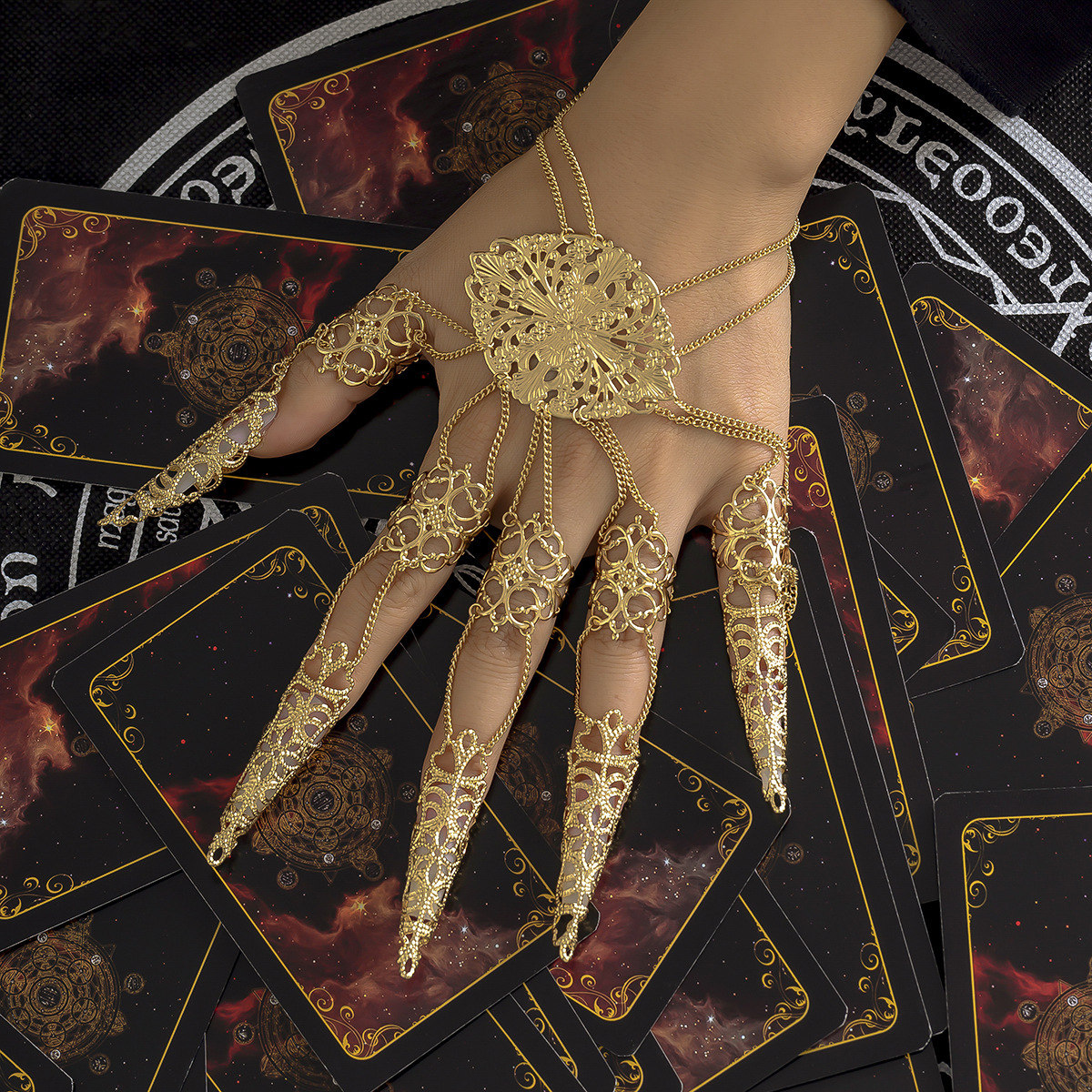 Gotik-Kettenfingerarmband Damen mit Ziernieten