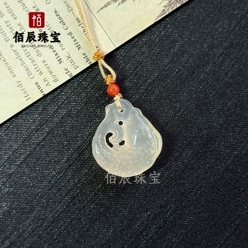 Beyaz kalsedon kolye, Pixiu ve Guanyin başlı, yeşim takı