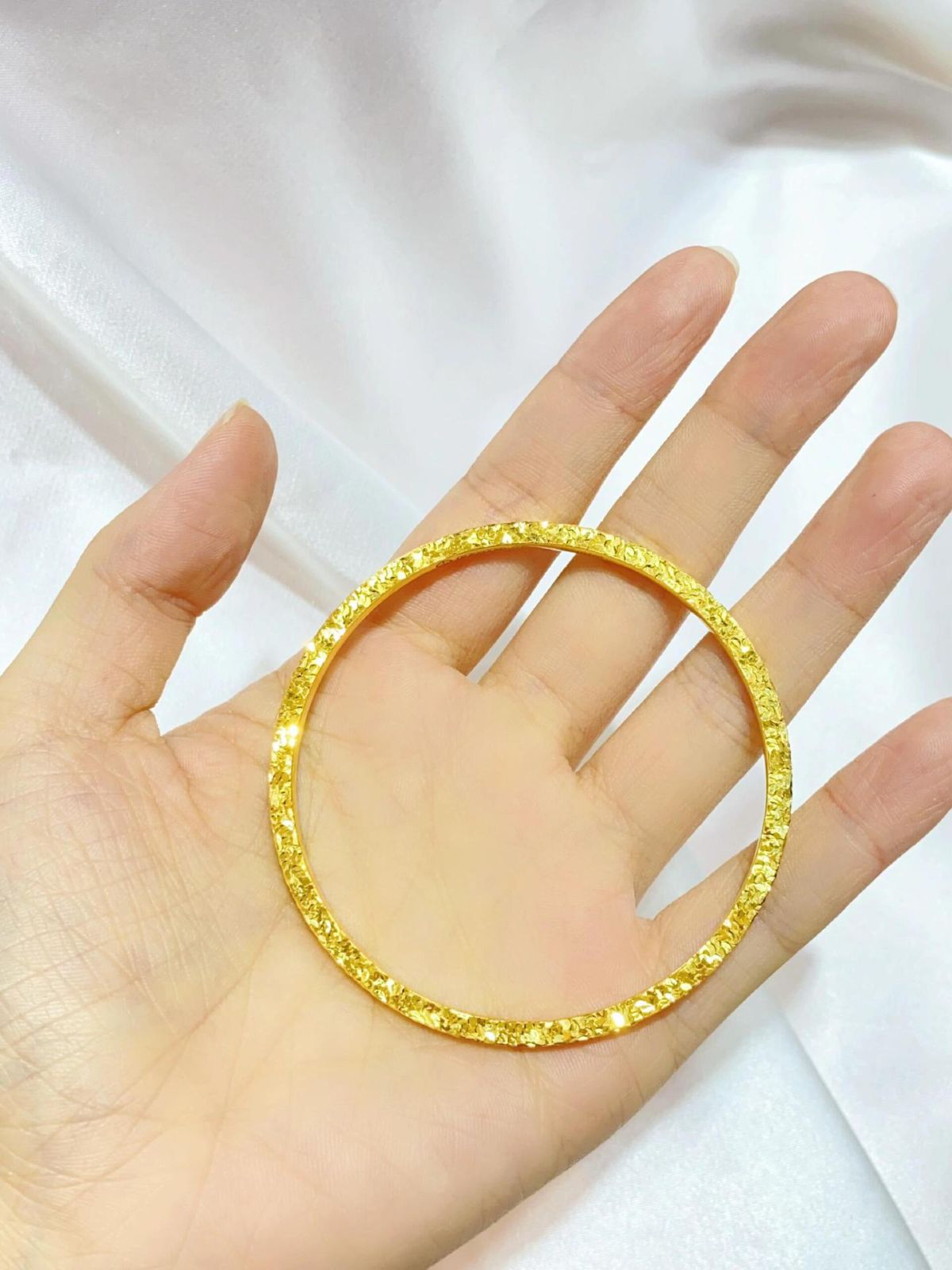 Damenarmband aus Gold, Crushed-Ice-Stil, Sandgold