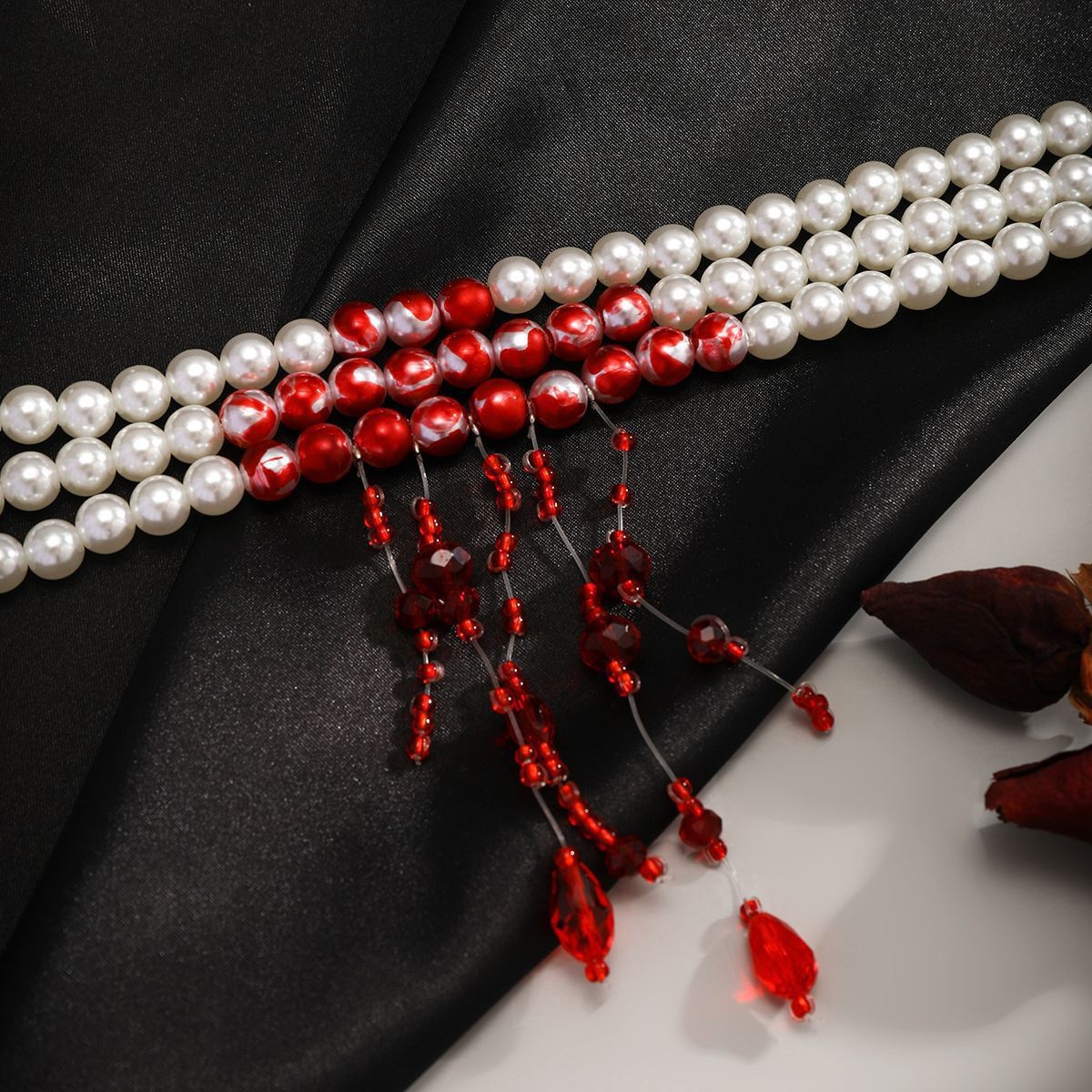 Perlenkette mit Tropfenblut-Design, Choker
