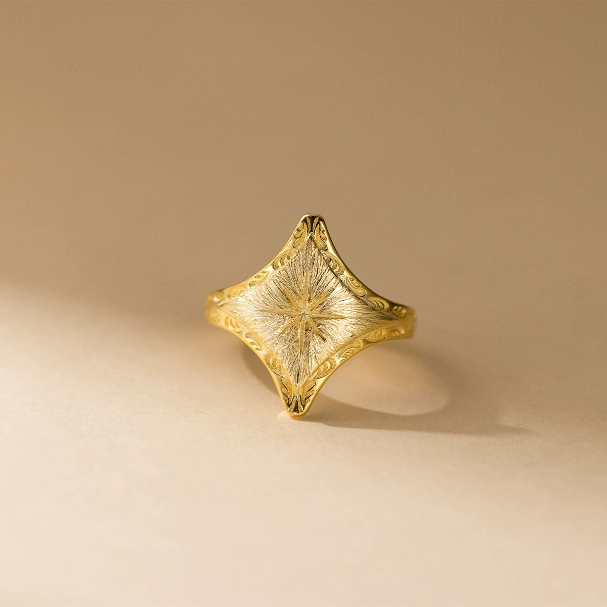 Ring mit Rauten-Brushed-Oberflache