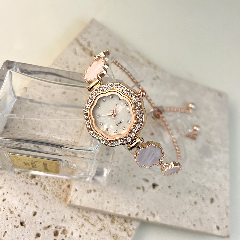 Women's quartz watch with flower pattern bracelet