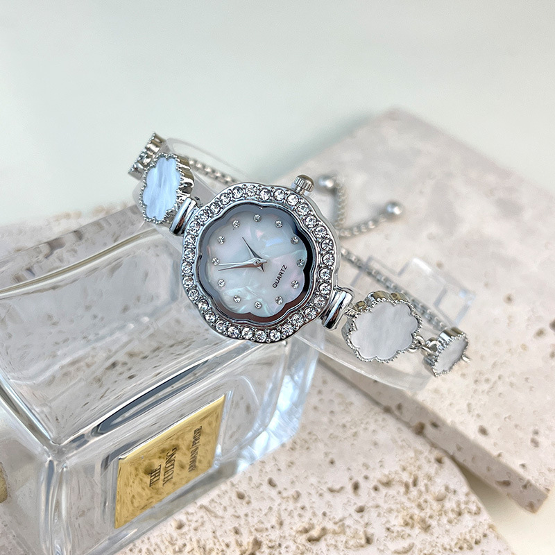 Women's quartz watch with flower pattern bracelet