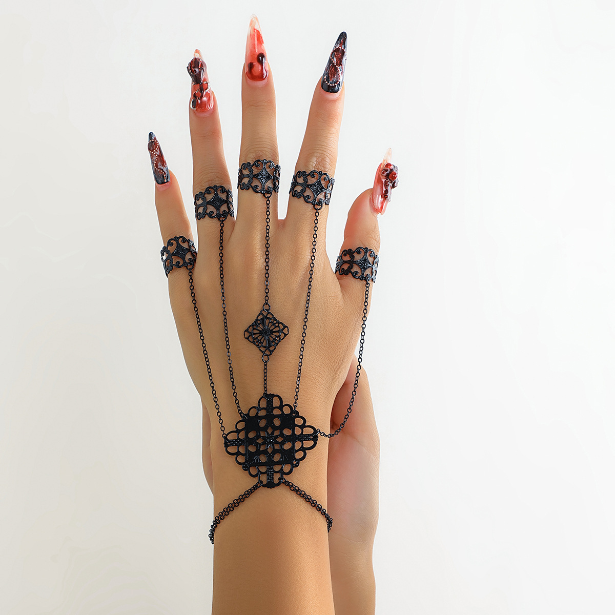 Gotik-Kettenfingerarmband Damen mit Ziernieten