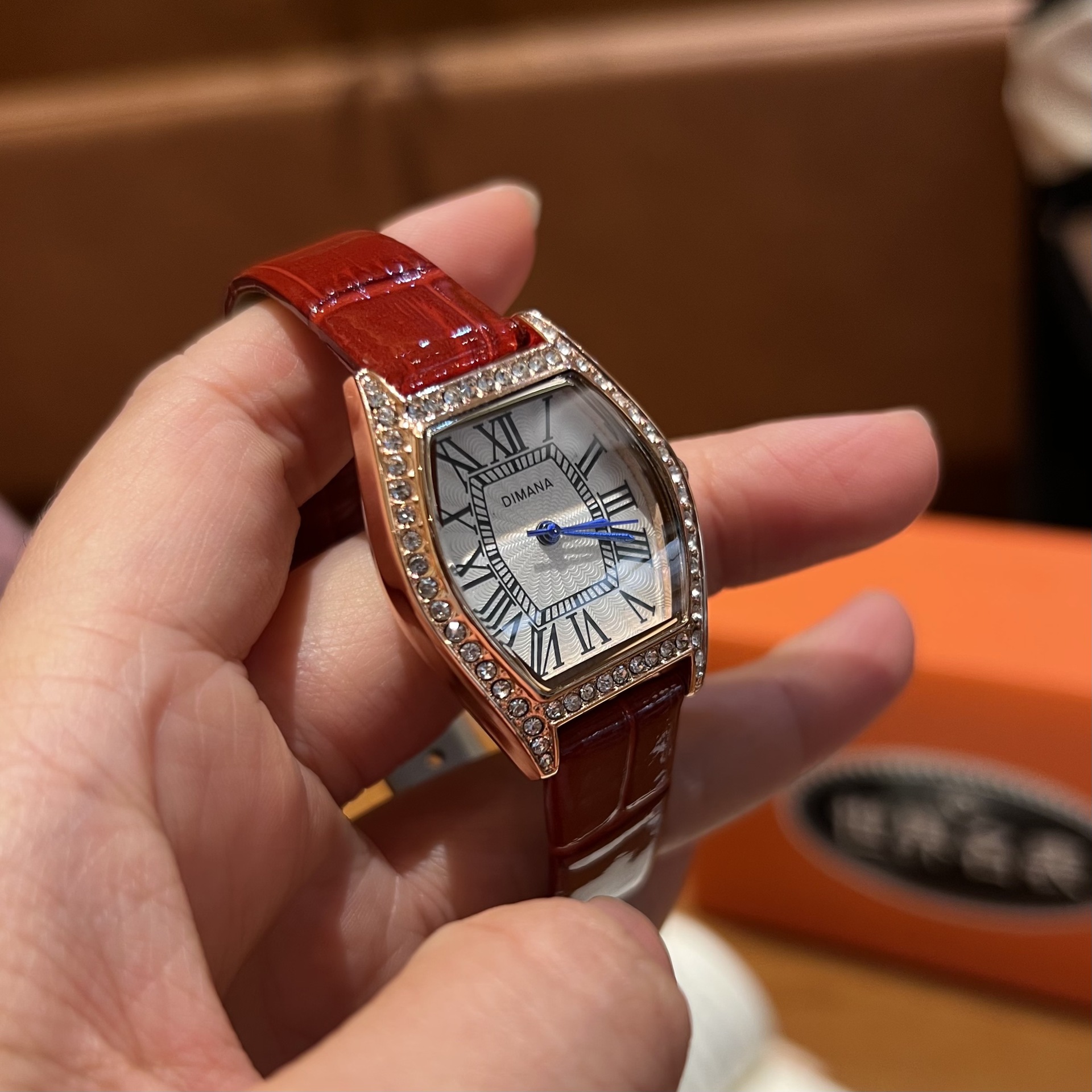 Retro Barrel-Shaped Women's Watch Roman Dial Leather Waterproof