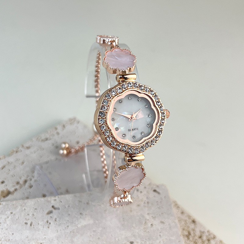 Women's quartz watch with flower pattern bracelet