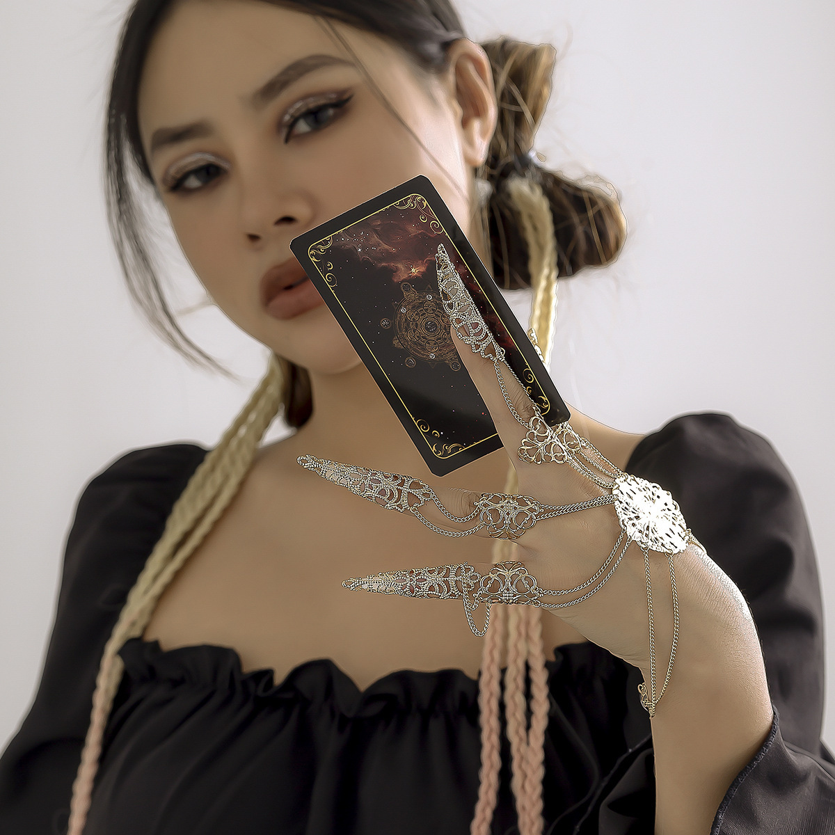 Gotik-Kettenfingerarmband Damen mit Ziernieten
