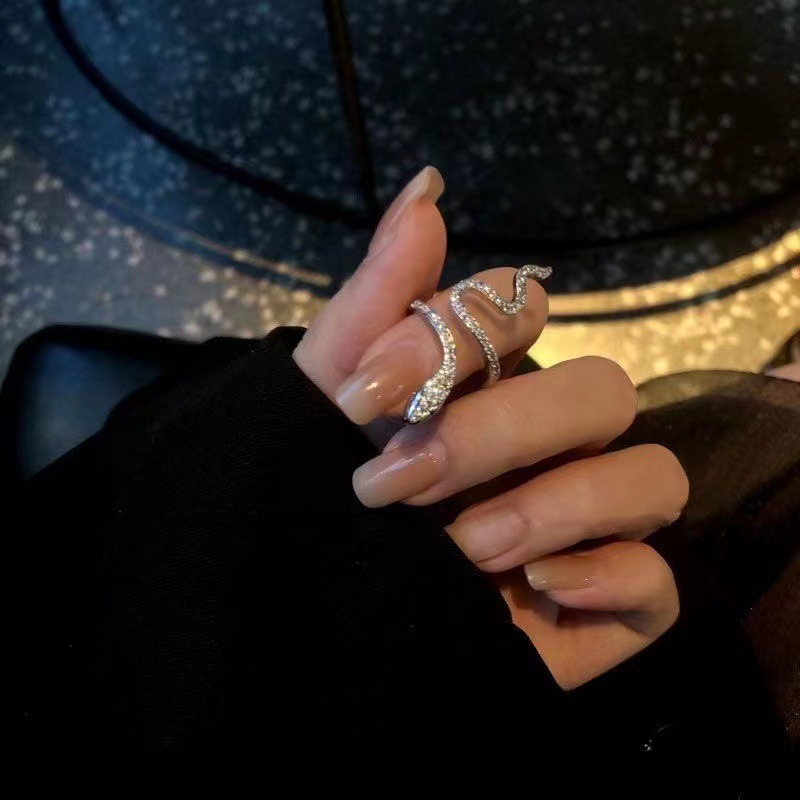 Yılan şeklindeki yüzük ins öğrenci niş tasarım sarma minimalist tarzı üst düzey açık işaret parmağı yüzük kadınlar için moda dostluk yüzüğü