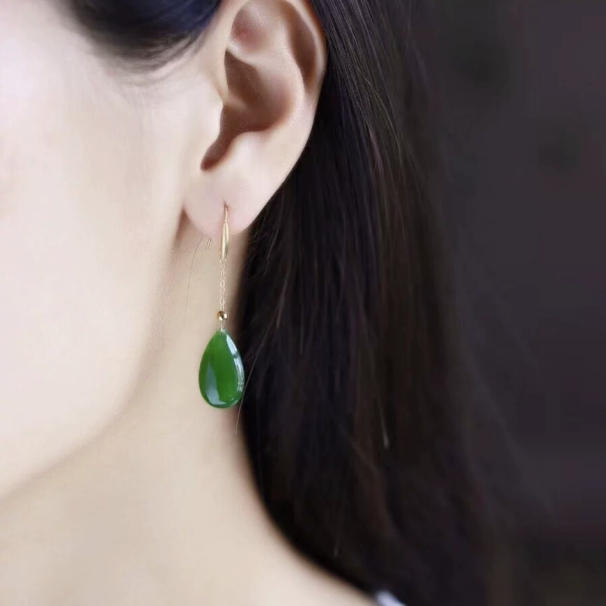 Hetian jadeiti su damlası küpe 18k altın kakmalı kadın