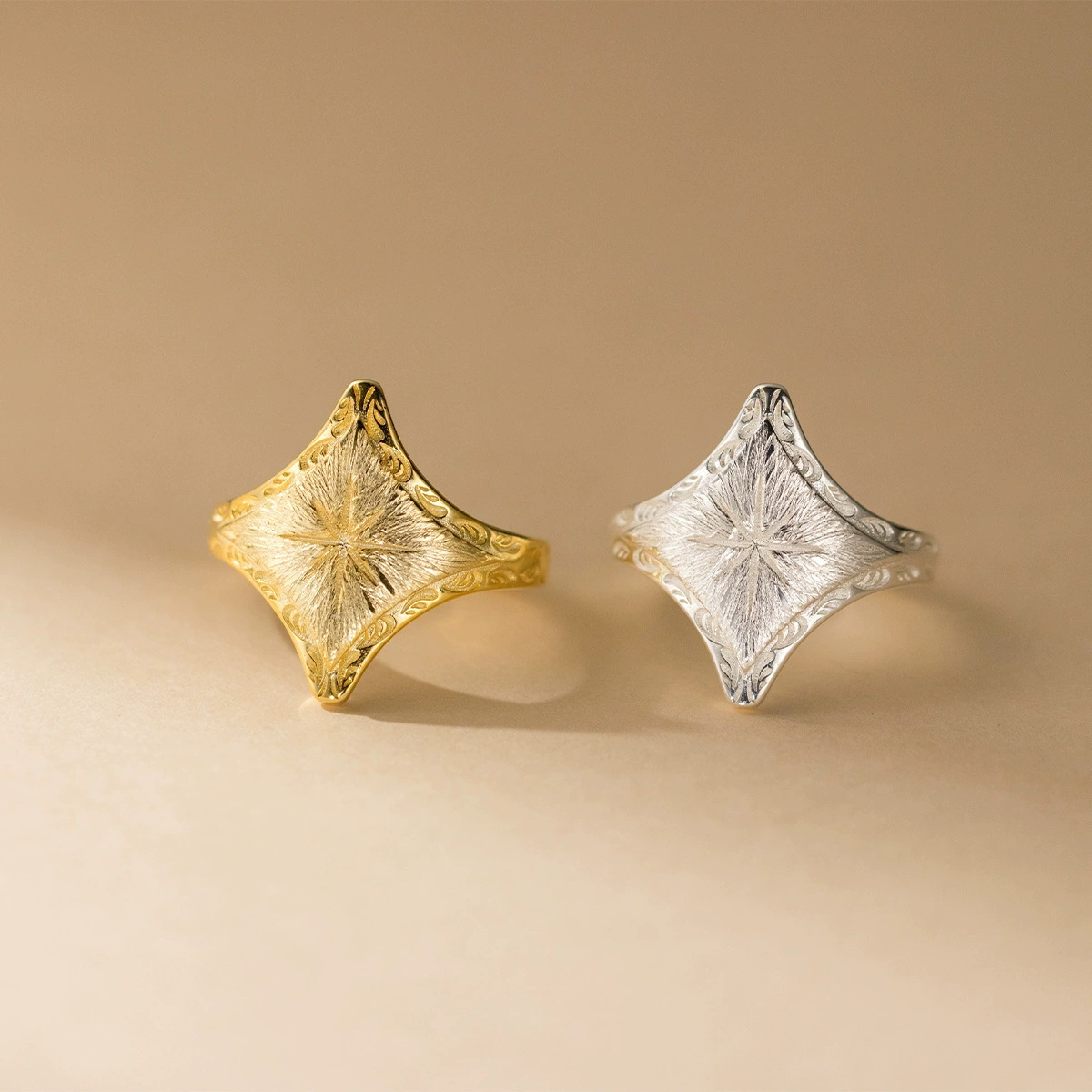 Ring mit Rauten-Brushed-Oberflache