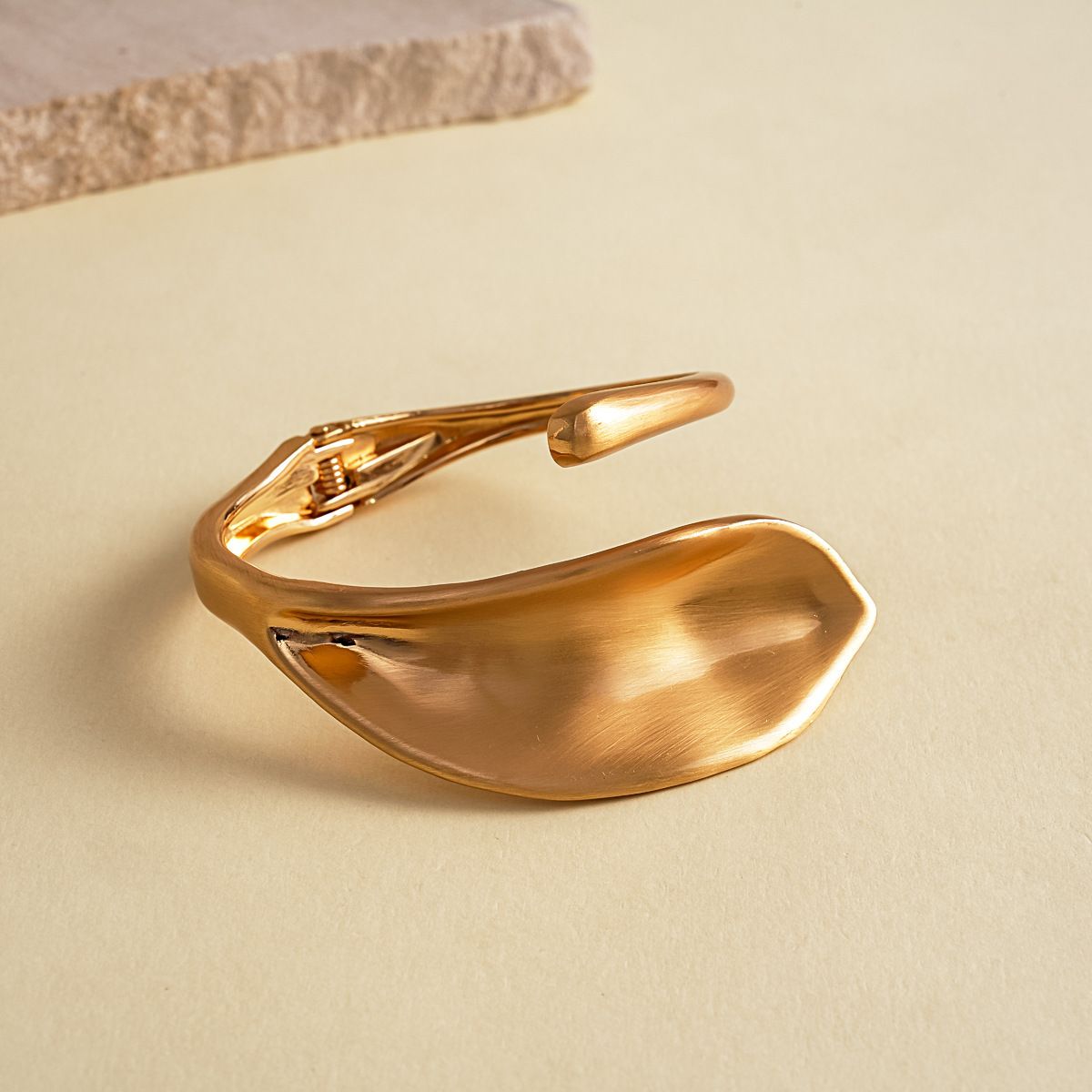 Striated gold bracelet, round, wrinkled design