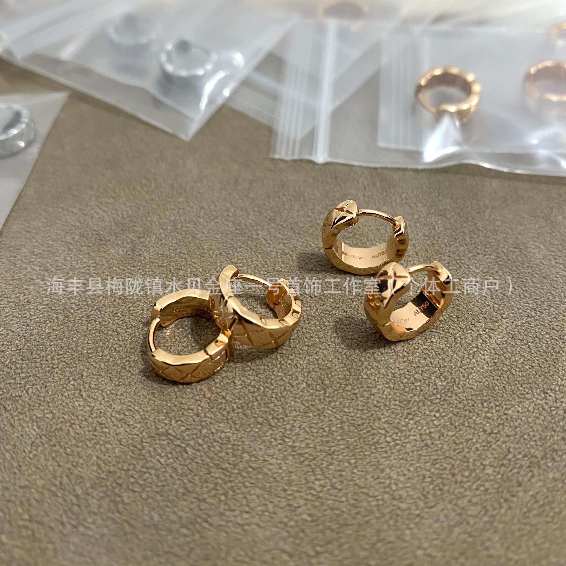 （达人爆品）现货V金新款经典窄式菱格耳环光金通勤耳钉耳拍批发.