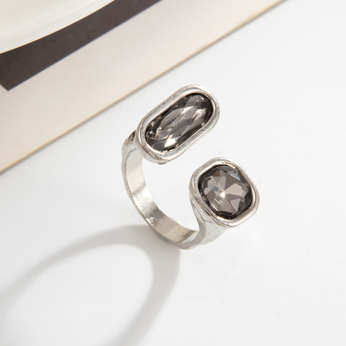 Acryl-Schwarzstein-Ring mit geometrischem Metallquadrat