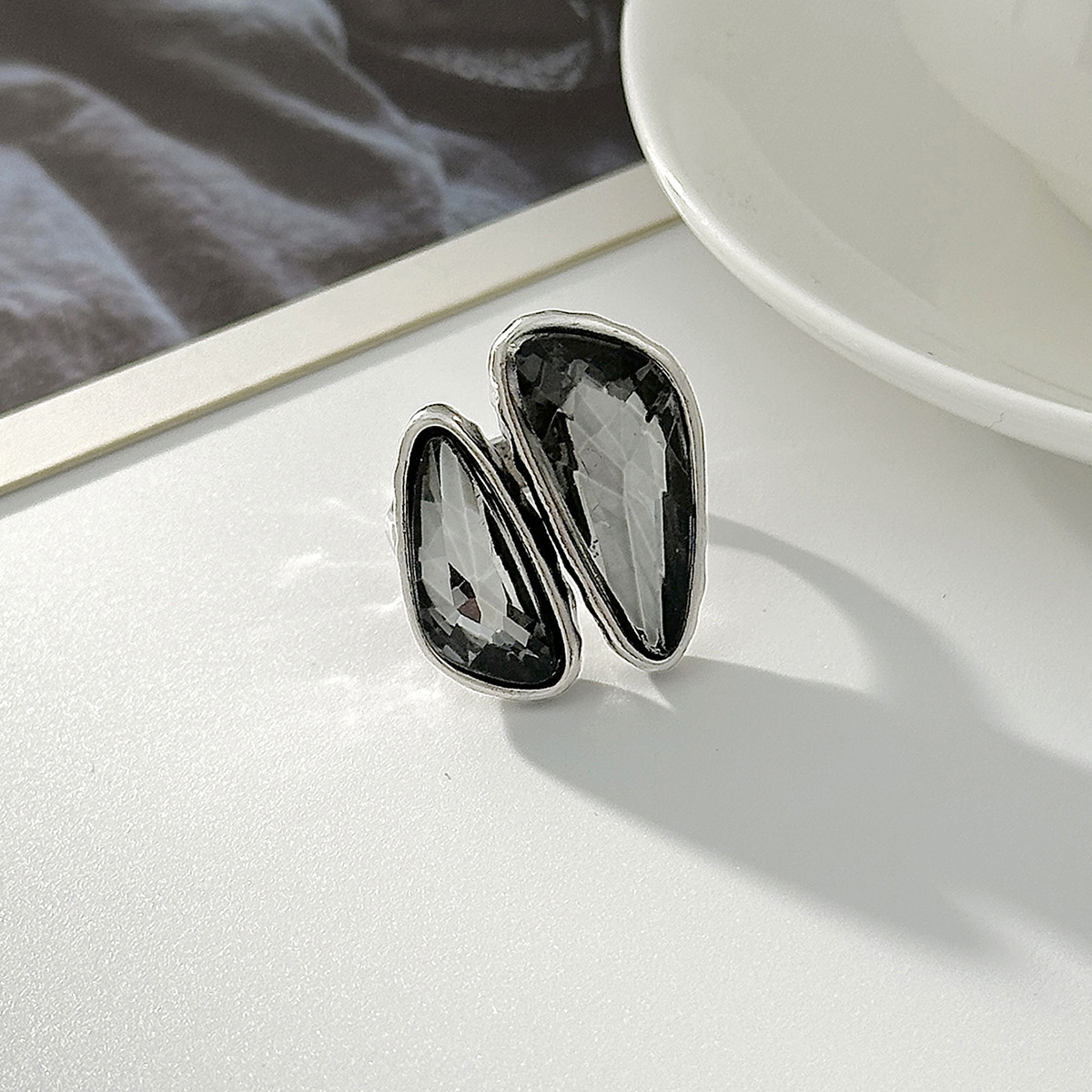 Acryl-Schwarzstein-Ring mit geometrischem Metallquadrat