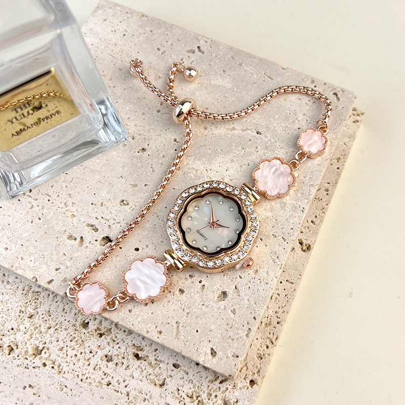 Women's quartz watch with flower pattern bracelet
