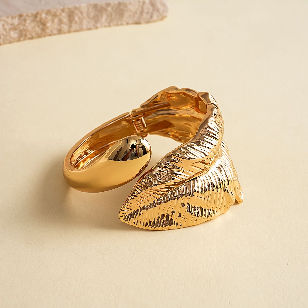 Striated gold bracelet, round, wrinkled design