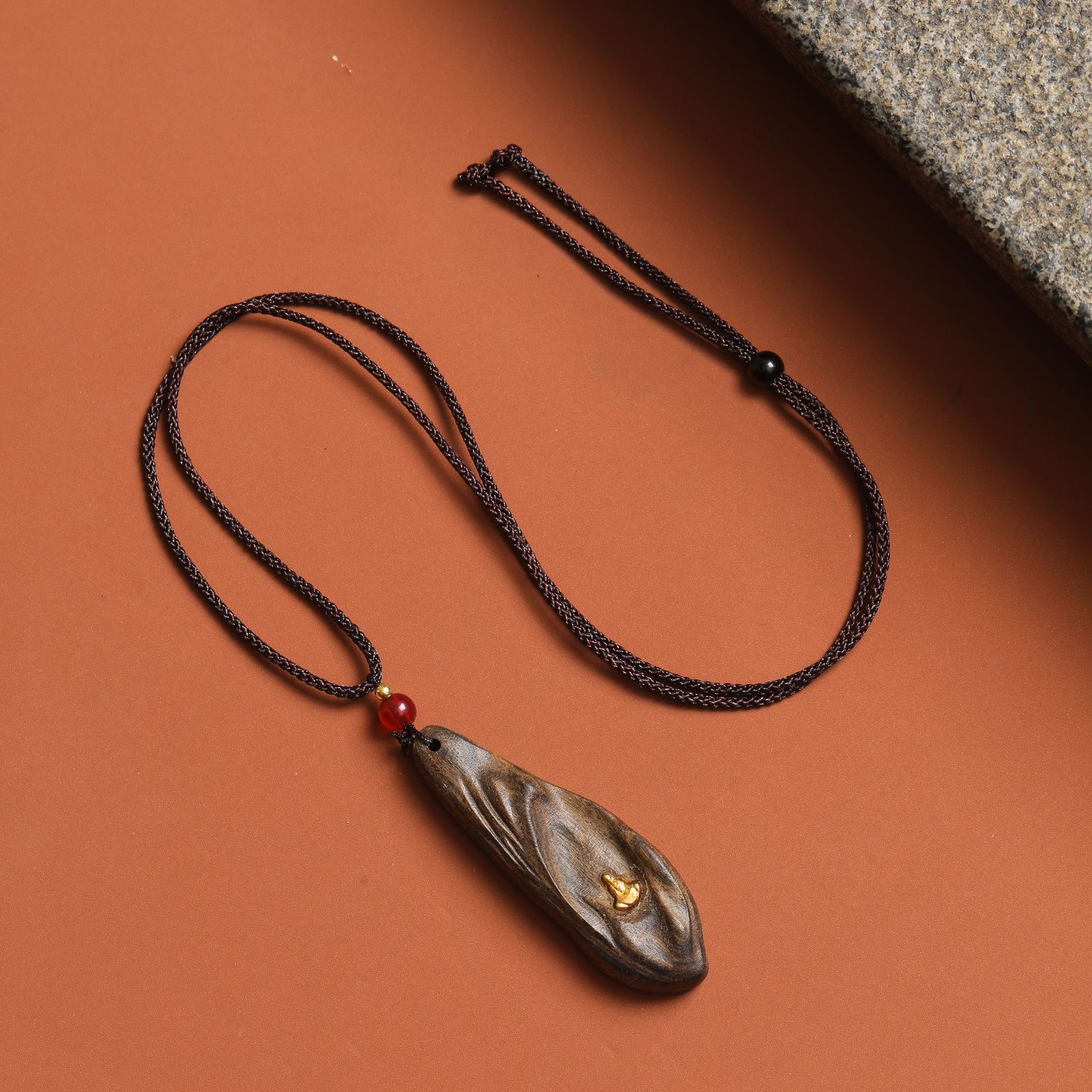 Agarwood oymalı el sanatları kolyesi, Buddha yazılı