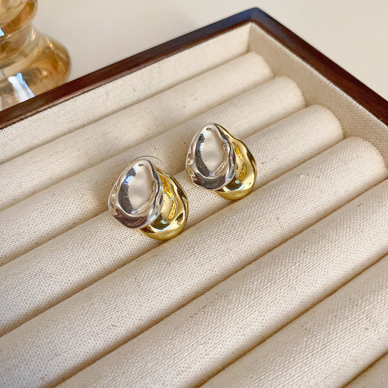 Silber-Perlen-Fischschwanz-Ohrringe im Metallic-Stil