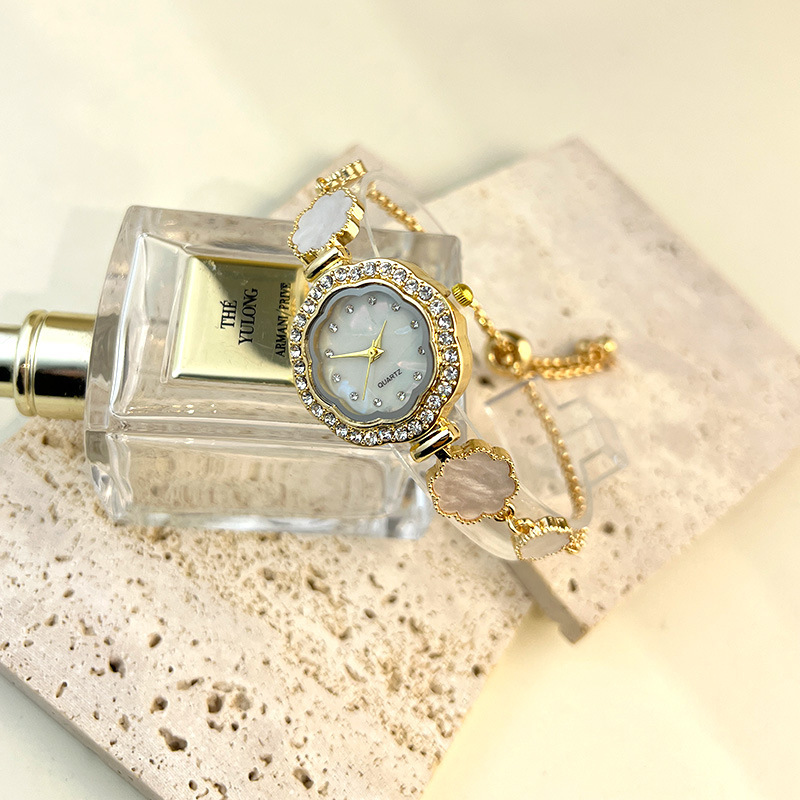 Women's quartz watch with flower pattern bracelet