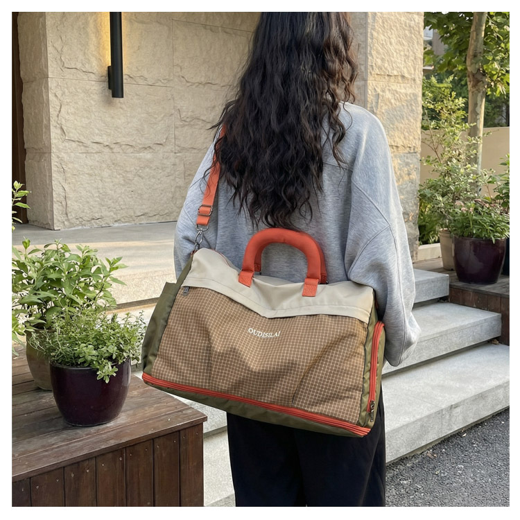Expandable travel bag with shoe compartment, wet-dry separation
