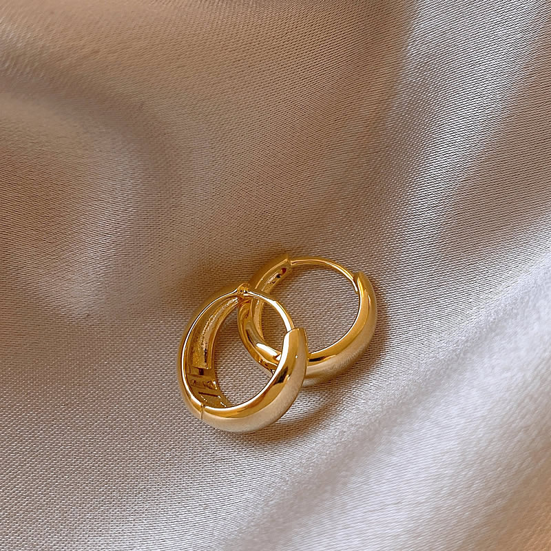 Altın çemberli küpe, basit metal, minimalist tasarım