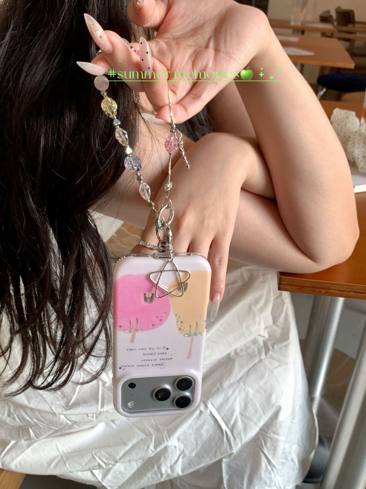 Pastel pembe ekose zincir detaylı iPhone kılıfı, yıldız desenli, 16-18 Pro Max uyumlu
