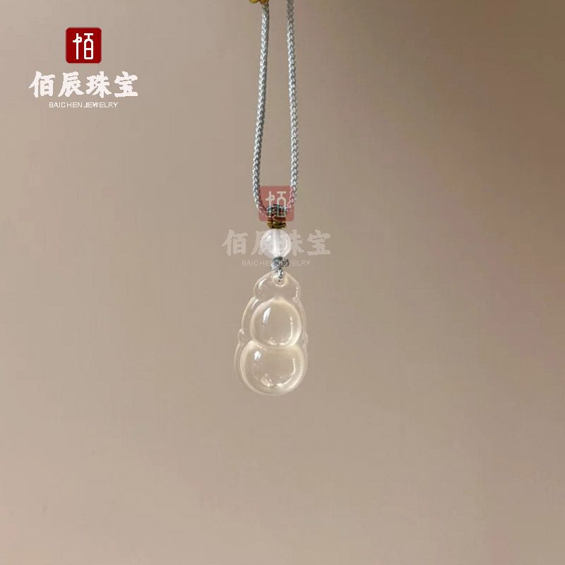 Beyaz kalsedon kolye, Pixiu ve Guanyin başlı, yeşim takı