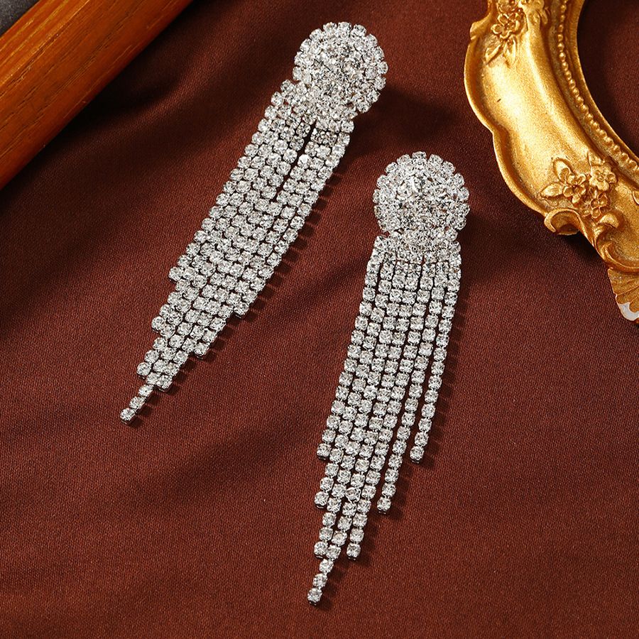Ohrklemme mit langem Quastenbehang und Wassertropfensteinen, eleganter Brautstil