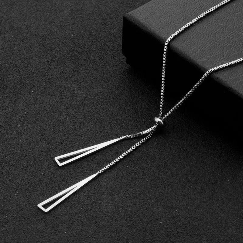 Üçgen kolye, çekme tasarımı, minimalist, zincir aksesuarı